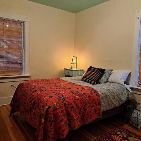 Blue Dog Accommodations Eastend Extérieur photo