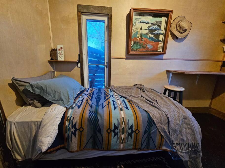 Blue Dog Accommodations Eastend Extérieur photo